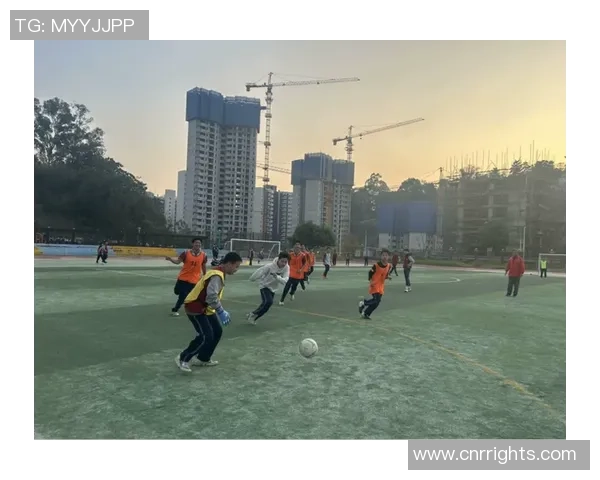 足球球星握笔瞬间展现绿茵场外独特风采与别样魅力 足球球星握笔瞬间展现绿茵场外独特风采与别样魅力