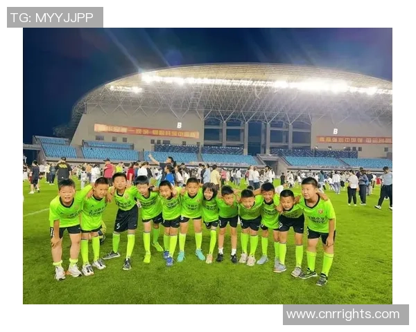 从瘦小孩到绿茵巨星见证足球少年逆袭成长之路 从瘦小孩到绿茵巨星见证足球少年逆袭成长之路